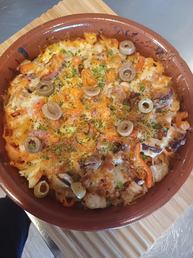 Tagliatelles au poulet gratinées au four avec légumes et olives